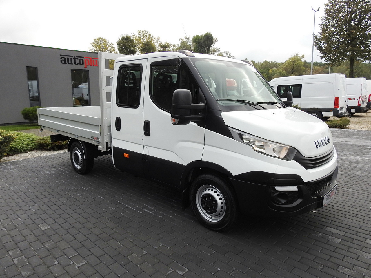 IVECO DAILY 35S15 STAKE BODY DOUBLE CABIN DOKA 7 SEATS AIR CONDITIONING 150HP - Dodávka valník: obrázek 4 IVECO DAILY 35S15 STAKE BODY DOUBLE CABIN DOKA 7 SEATS AIR CONDITIONING 150HP - Dodávka valník: obrázek 4