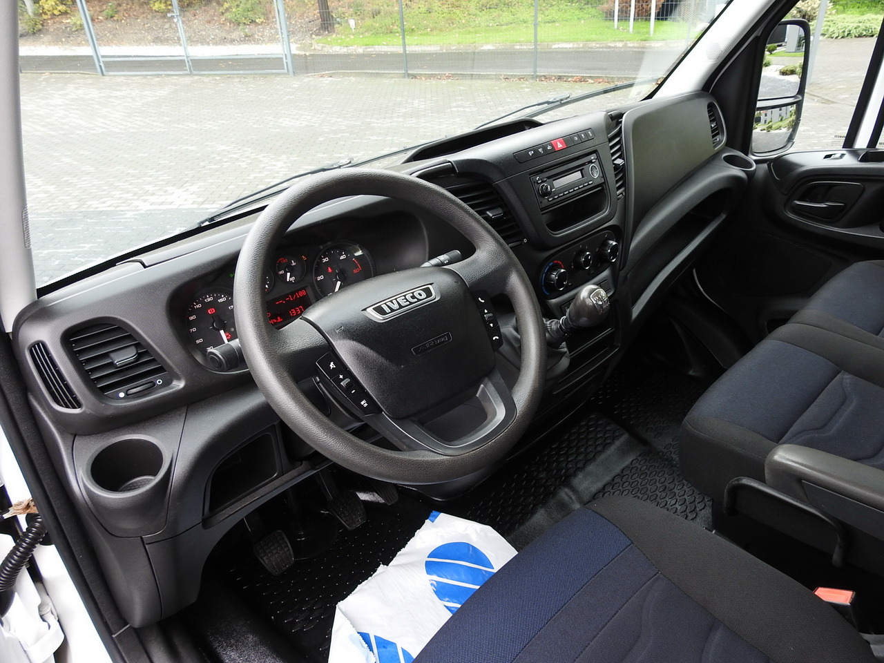 IVECO DAILY 35S15 STAKE BODY DOUBLE CABIN DOKA 7 SEATS AIR CONDITIONING 150HP - Dodávka valník: obrázek 2 IVECO DAILY 35S15 STAKE BODY DOUBLE CABIN DOKA 7 SEATS AIR CONDITIONING 150HP - Dodávka valník: obrázek 2