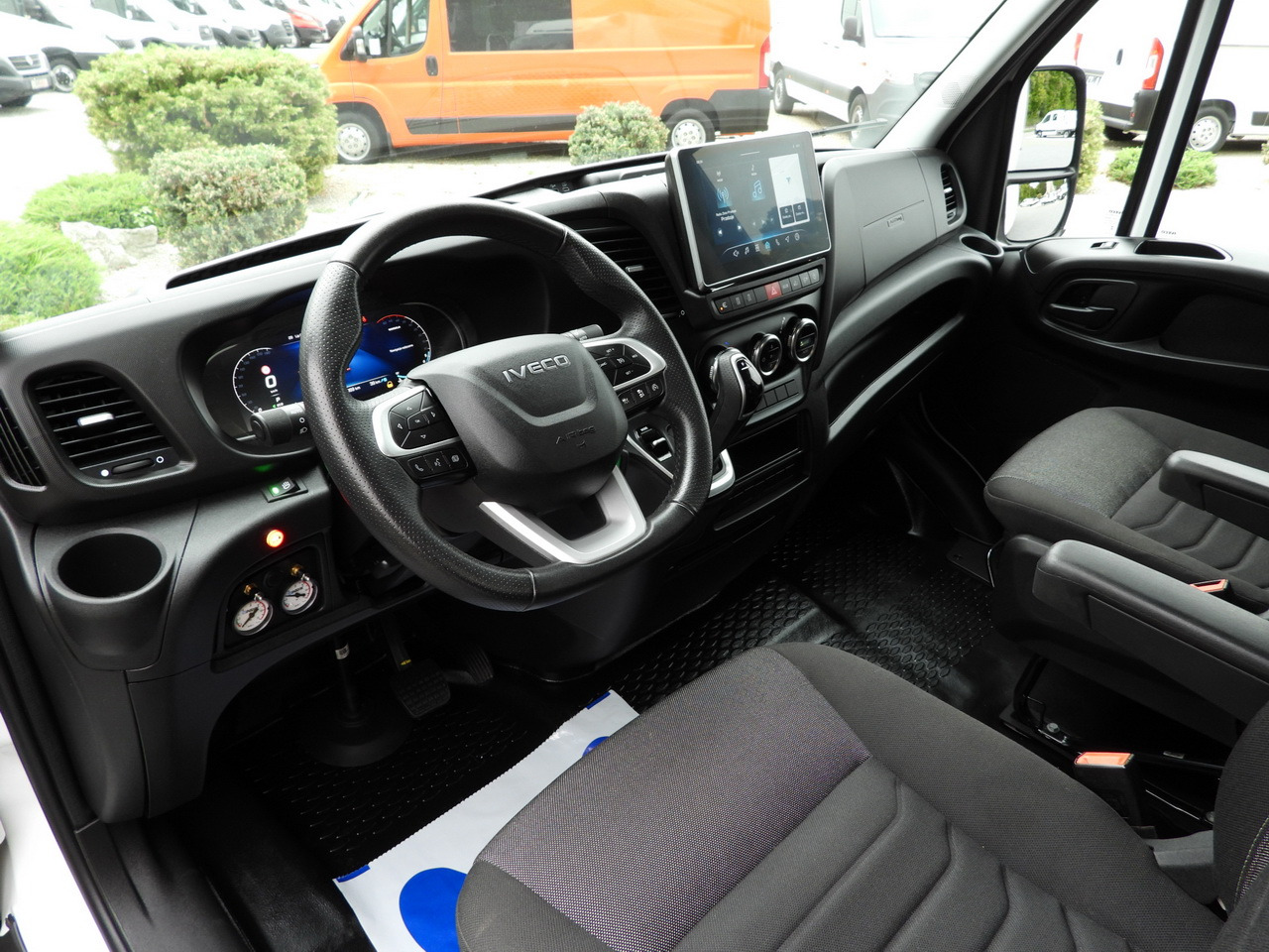IVECO DAILY 35S18 BOX HI-MATIC LIFT 8 PALLETS CRUISE CONTROL NAVIGATION LED LIGHTS PNEUMATICS AUTOMATIC TRANSMISSION HI-MATIC AIR CONDITIONING 180HP - Dodávka skřín: obrázek 2 IVECO DAILY 35S18 BOX HI-MATIC LIFT 8 PALLETS CRUISE CONTROL NAVIGATION LED LIGHTS PNEUMATICS AUTOMATIC TRANSMISSION HI-MATIC AIR CONDITIONING 180HP - Dodávka skřín: obrázek 2