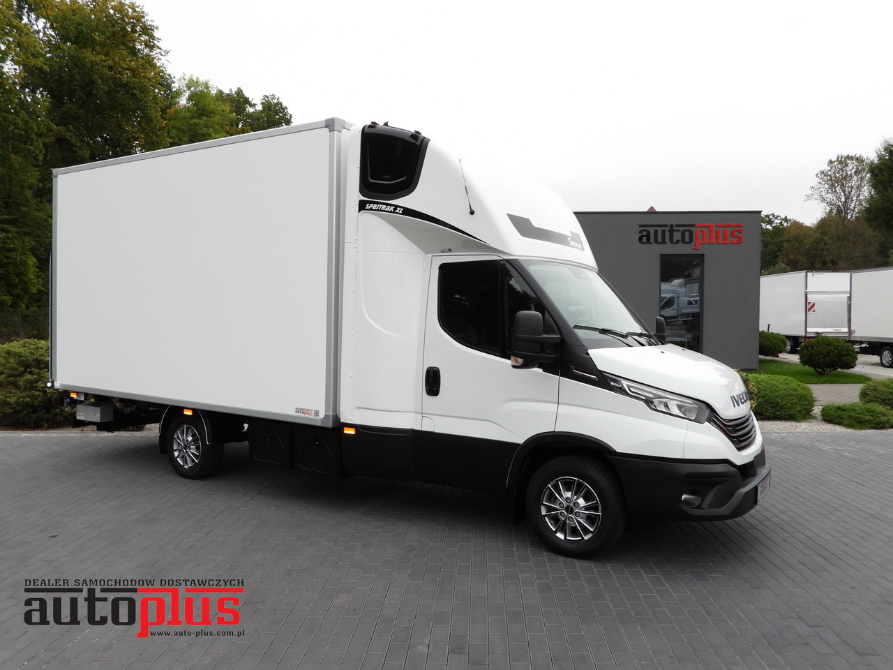 IVECO DAILY 35S18 BOX HI-MATIC LIFT 8 PALLETS CRUISE CONTROL NAVIGATION LED LIGHTS PNEUMATICS AUTOMATIC TRANSMISSION HI-MATIC AIR CONDITIONING 180HP - Dodávka skřín: obrázek 1 IVECO DAILY 35S18 BOX HI-MATIC LIFT 8 PALLETS CRUISE CONTROL NAVIGATION LED LIGHTS PNEUMATICS AUTOMATIC TRANSMISSION HI-MATIC AIR CONDITIONING 180HP - Dodávka skřín: obrázek 1