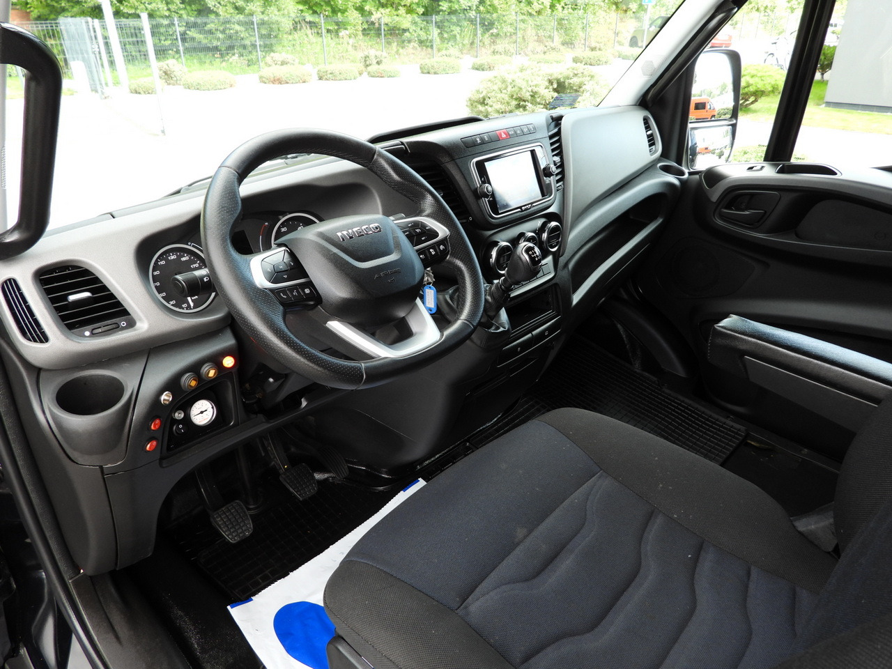 IVECO DAILY 35S18 BOX LIFT 8 PALLETS WEBASTO CRUISE CONTROL NAVIGATION LED LIGHTS PNEUMATICS AIR CONDITIONING 180HP - Dodávka skřín: obrázek 2 IVECO DAILY 35S18 BOX LIFT 8 PALLETS WEBASTO CRUISE CONTROL NAVIGATION LED LIGHTS PNEUMATICS AIR CONDITIONING 180HP - Dodávka skřín: obrázek 2