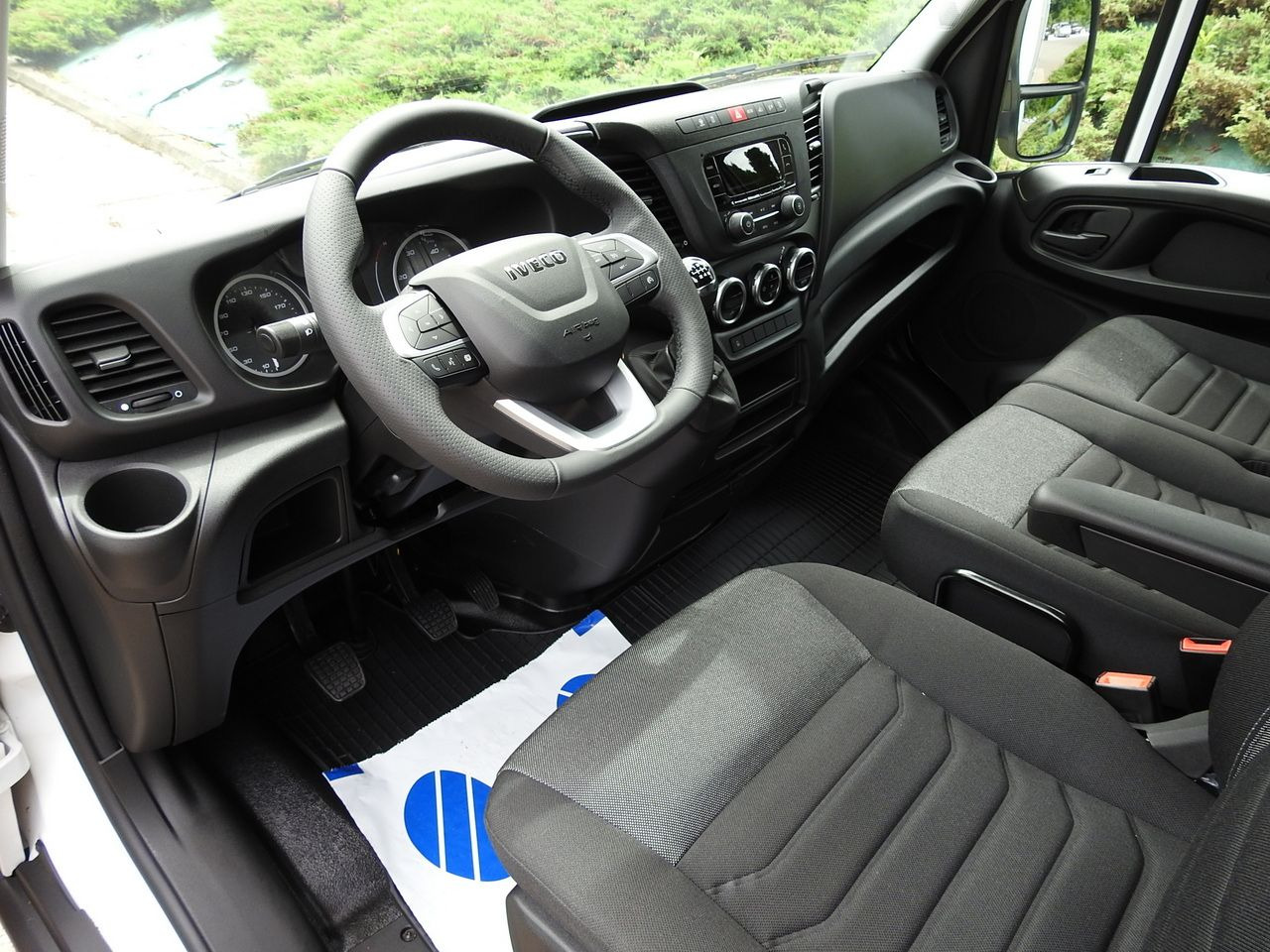 IVECO DAILY 35S18 NEW TARPAULIN WEBASTO CRUISE CONTROL AIR CONDITIONING 180HP - Plachtová dodávka: obrázek 2 IVECO DAILY 35S18 NEW TARPAULIN WEBASTO CRUISE CONTROL AIR CONDITIONING 180HP - Plachtová dodávka: obrázek 2