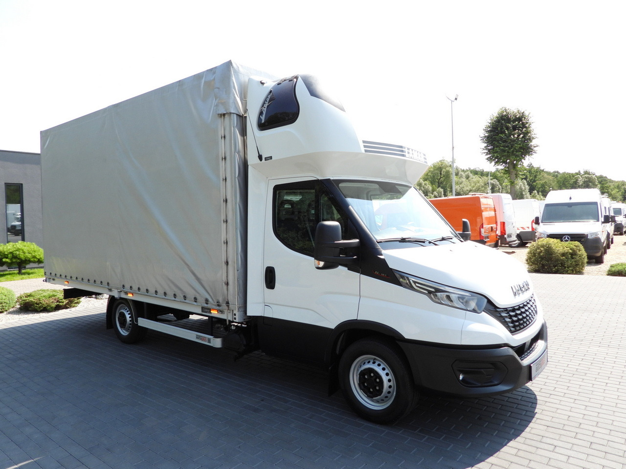 IVECO DAILY 35S18 TARPAULIN 10 PALLETS WEBASTO CRUISE CONTROL LED LIGHTS PNEUMATICS AIR CONDITIONING 180HP - Plachtová dodávka: obrázek 4 IVECO DAILY 35S18 TARPAULIN 10 PALLETS WEBASTO CRUISE CONTROL LED LIGHTS PNEUMATICS AIR CONDITIONING 180HP - Plachtová dodávka: obrázek 4