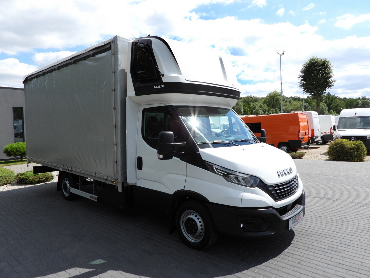 IVECO DAILY 35S18 TARPAULIN 10 PALLETS WEBASTO CRUISE CONTROL NAVIGATION LED LIGHTS AIR CONDITIONING 180HP - Plachtová dodávka: obrázek 4 IVECO DAILY 35S18 TARPAULIN 10 PALLETS WEBASTO CRUISE CONTROL NAVIGATION LED LIGHTS AIR CONDITIONING 180HP - Plachtová dodávka: obrázek 4