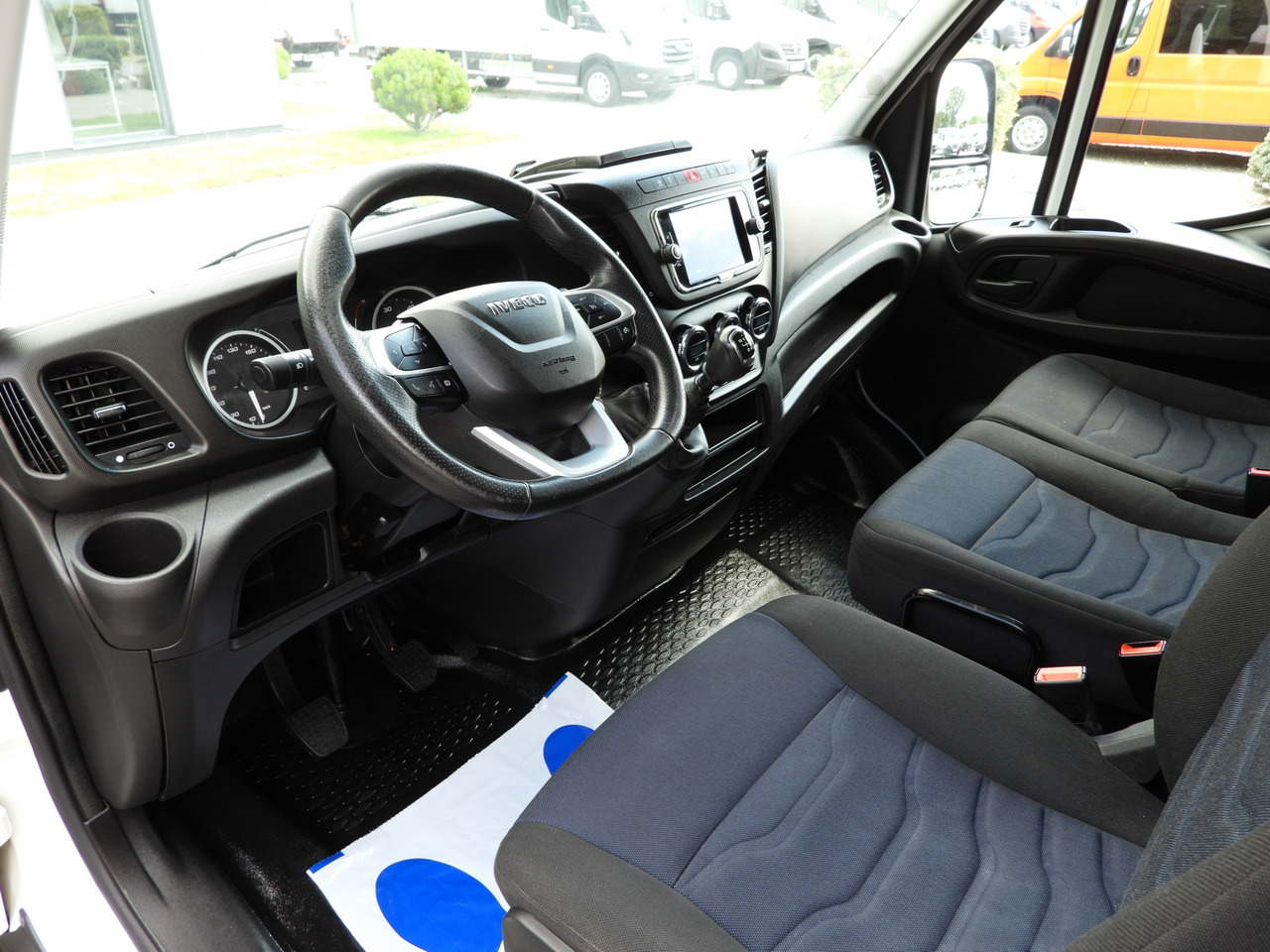 IVECO DAILY 35S18 TARPAULIN 10 PALLETS WEBASTO CRUISE CONTROL NAVIGATION LED LIGHTS AIR CONDITIONING 180HP - Plachtová dodávka: obrázek 2 IVECO DAILY 35S18 TARPAULIN 10 PALLETS WEBASTO CRUISE CONTROL NAVIGATION LED LIGHTS AIR CONDITIONING 180HP - Plachtová dodávka: obrázek 2