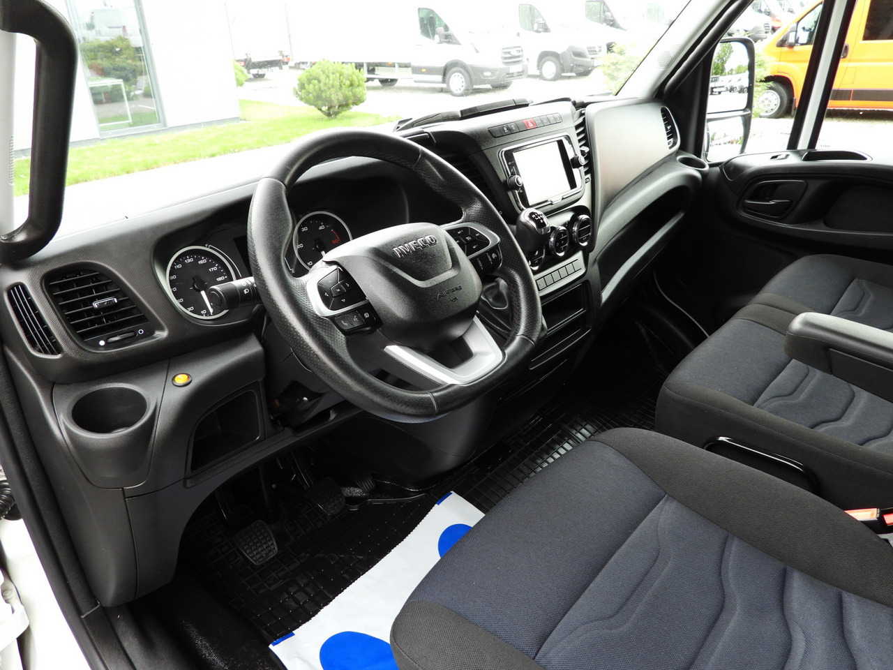 IVECO DAILY 35S18 TARPAULIN 10 PALLETS WEBASTO CRUISE CONTROL NAVIGATION LED LIGHTS AIR CONDITIONING 180HP - Plachtová dodávka: obrázek 2 IVECO DAILY 35S18 TARPAULIN 10 PALLETS WEBASTO CRUISE CONTROL NAVIGATION LED LIGHTS AIR CONDITIONING 180HP - Plachtová dodávka: obrázek 2