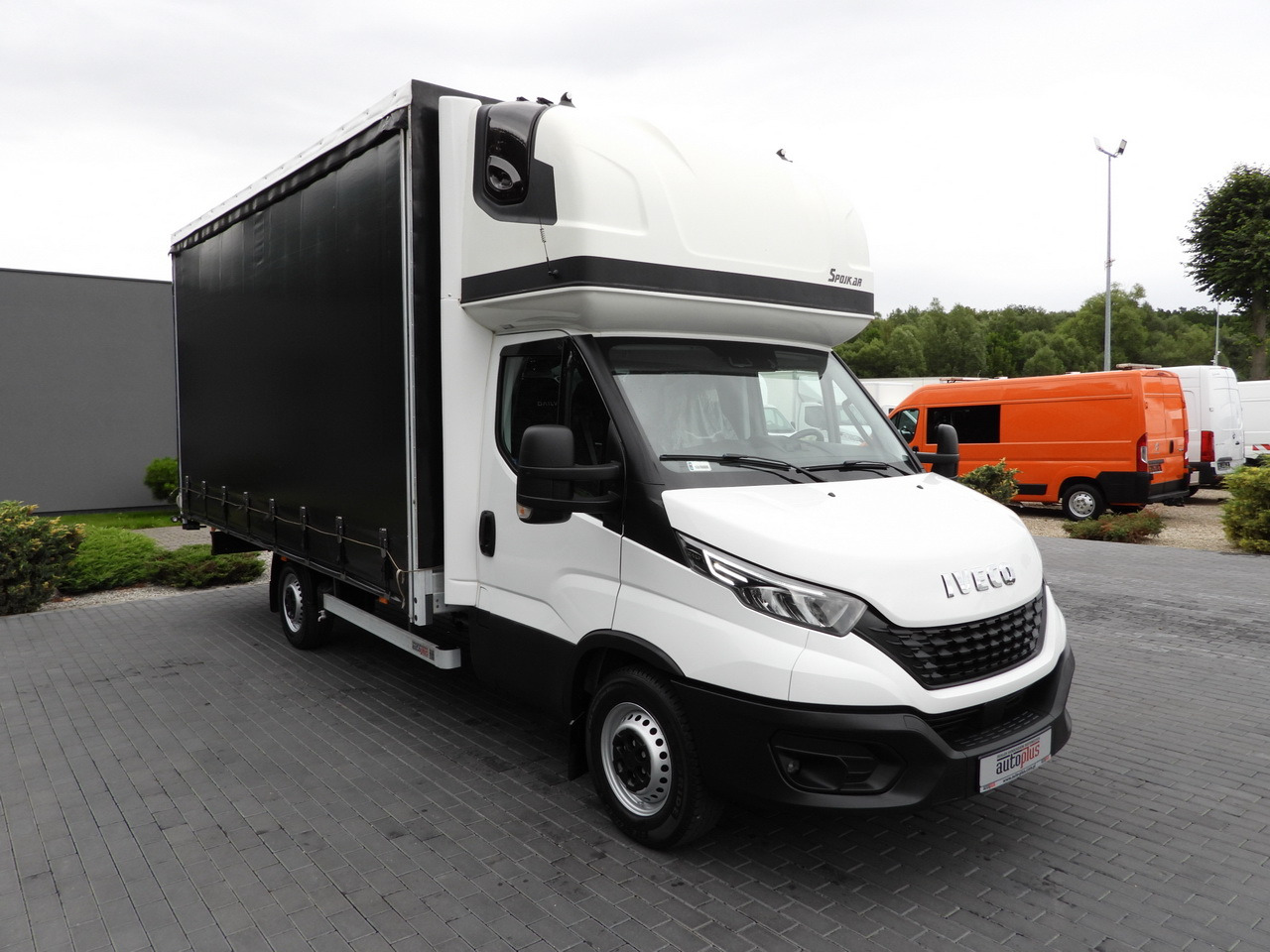 IVECO DAILY 35S18 TARPAULIN 10 PALLETS WEBASTO CRUISE CONTROL NAVIGATION LED LIGHTS AIR CONDITIONING 180HP - Plachtová dodávka: obrázek 4 IVECO DAILY 35S18 TARPAULIN 10 PALLETS WEBASTO CRUISE CONTROL NAVIGATION LED LIGHTS AIR CONDITIONING 180HP - Plachtová dodávka: obrázek 4