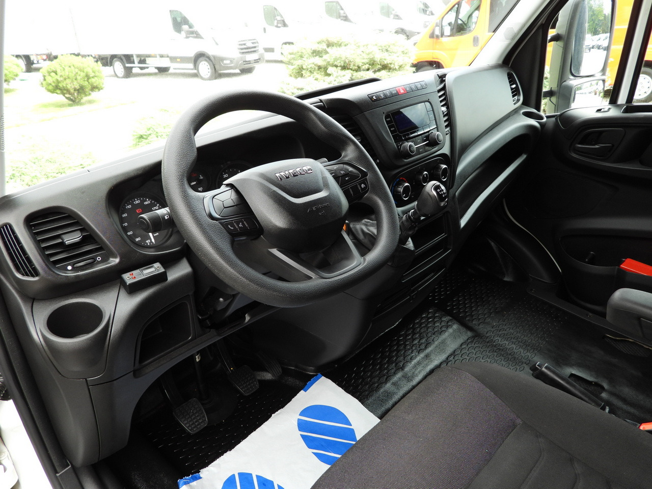 IVECO DAILY 35S18 TARPAULIN LIFT 10 PALLETS WEBASTO CRUISE CONTROL PNEUMATICS AIR CONDITIONING 180HP - Plachtová dodávka: obrázek 2 IVECO DAILY 35S18 TARPAULIN LIFT 10 PALLETS WEBASTO CRUISE CONTROL PNEUMATICS AIR CONDITIONING 180HP - Plachtová dodávka: obrázek 2