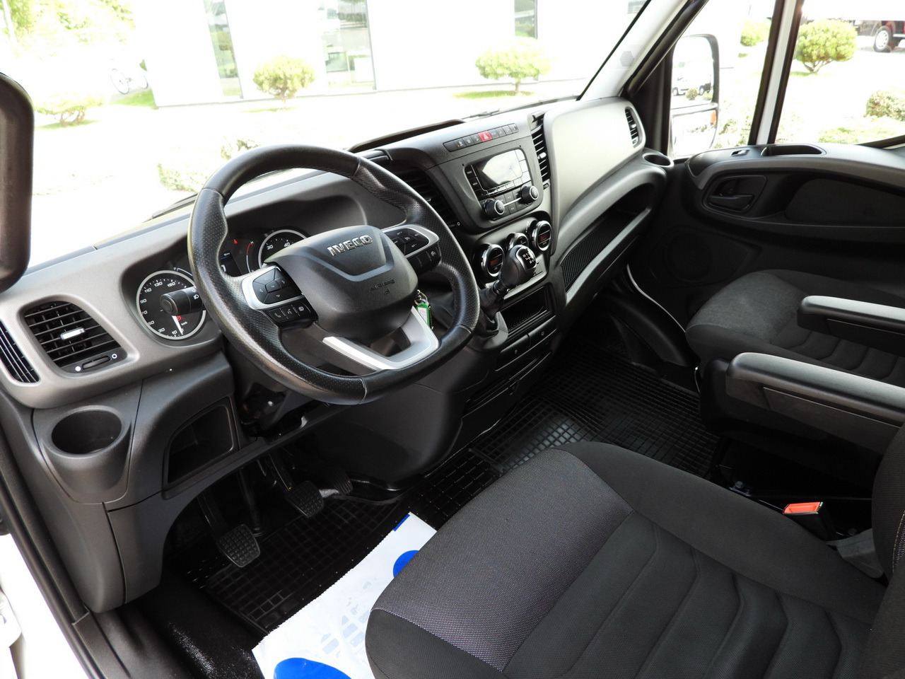 IVECO DAILY 35S18 TARPAULIN LIFT 8 PALLETS CRUISE CONTROL AIR CONDITIONING 180HP - Plachtová dodávka: obrázek 2 IVECO DAILY 35S18 TARPAULIN LIFT 8 PALLETS CRUISE CONTROL AIR CONDITIONING 180HP - Plachtová dodávka: obrázek 2