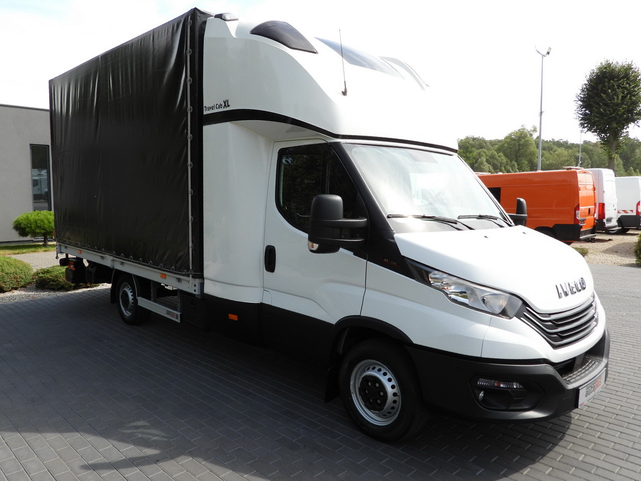 IVECO DAILY 35S18 TARPAULIN LIFT 8 PALLETS CRUISE CONTROL AIR CONDITIONING 180HP - Plachtová dodávka: obrázek 4 IVECO DAILY 35S18 TARPAULIN LIFT 8 PALLETS CRUISE CONTROL AIR CONDITIONING 180HP - Plachtová dodávka: obrázek 4
