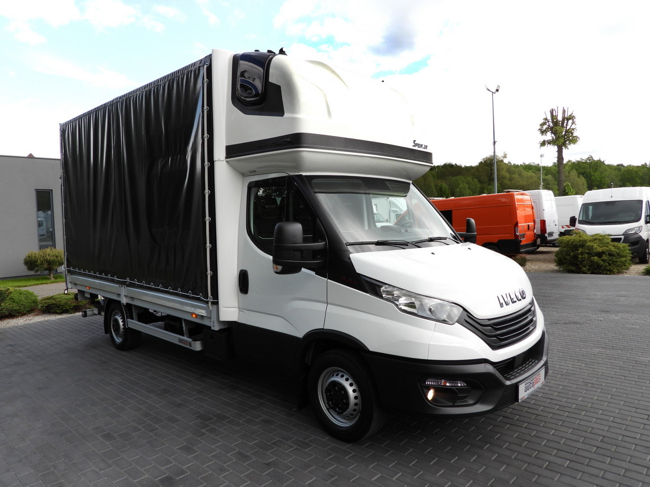 IVECO DAILY 35S18 TARPAULIN LIFT 8 PALLETS WEBASTO CRUISE CONTROL AIR CONDITIONING 180HP - Plachtová dodávka: obrázek 4 IVECO DAILY 35S18 TARPAULIN LIFT 8 PALLETS WEBASTO CRUISE CONTROL AIR CONDITIONING 180HP - Plachtová dodávka: obrázek 4