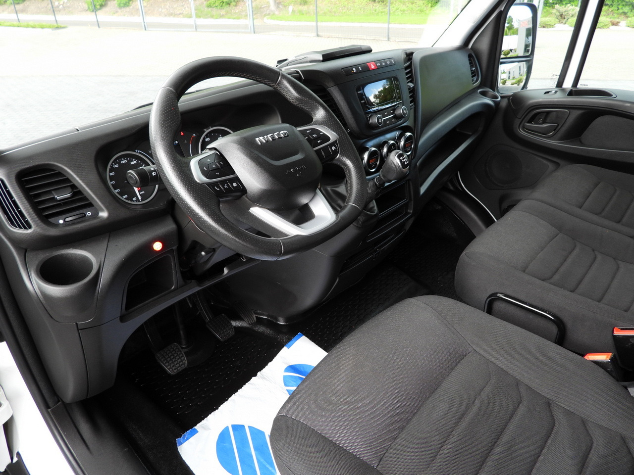 IVECO DAILY 35S18 TARPAULIN LIFT 8 PALLETS WEBASTO CRUISE CONTROL AIR CONDITIONING 180HP - Plachtová dodávka: obrázek 2 IVECO DAILY 35S18 TARPAULIN LIFT 8 PALLETS WEBASTO CRUISE CONTROL AIR CONDITIONING 180HP - Plachtová dodávka: obrázek 2