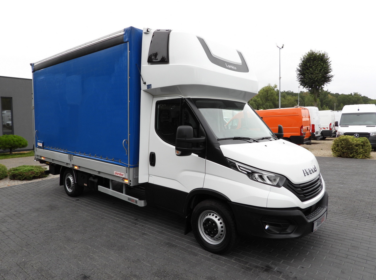 IVECO DAILY 35S18 TARPAULIN LIFT 8 PALLETS WEBASTO CRUISE CONTROL LED LIGHTS AIR CONDITIONING 180HP - Plachtová dodávka: obrázek 4 IVECO DAILY 35S18 TARPAULIN LIFT 8 PALLETS WEBASTO CRUISE CONTROL LED LIGHTS AIR CONDITIONING 180HP - Plachtová dodávka: obrázek 4