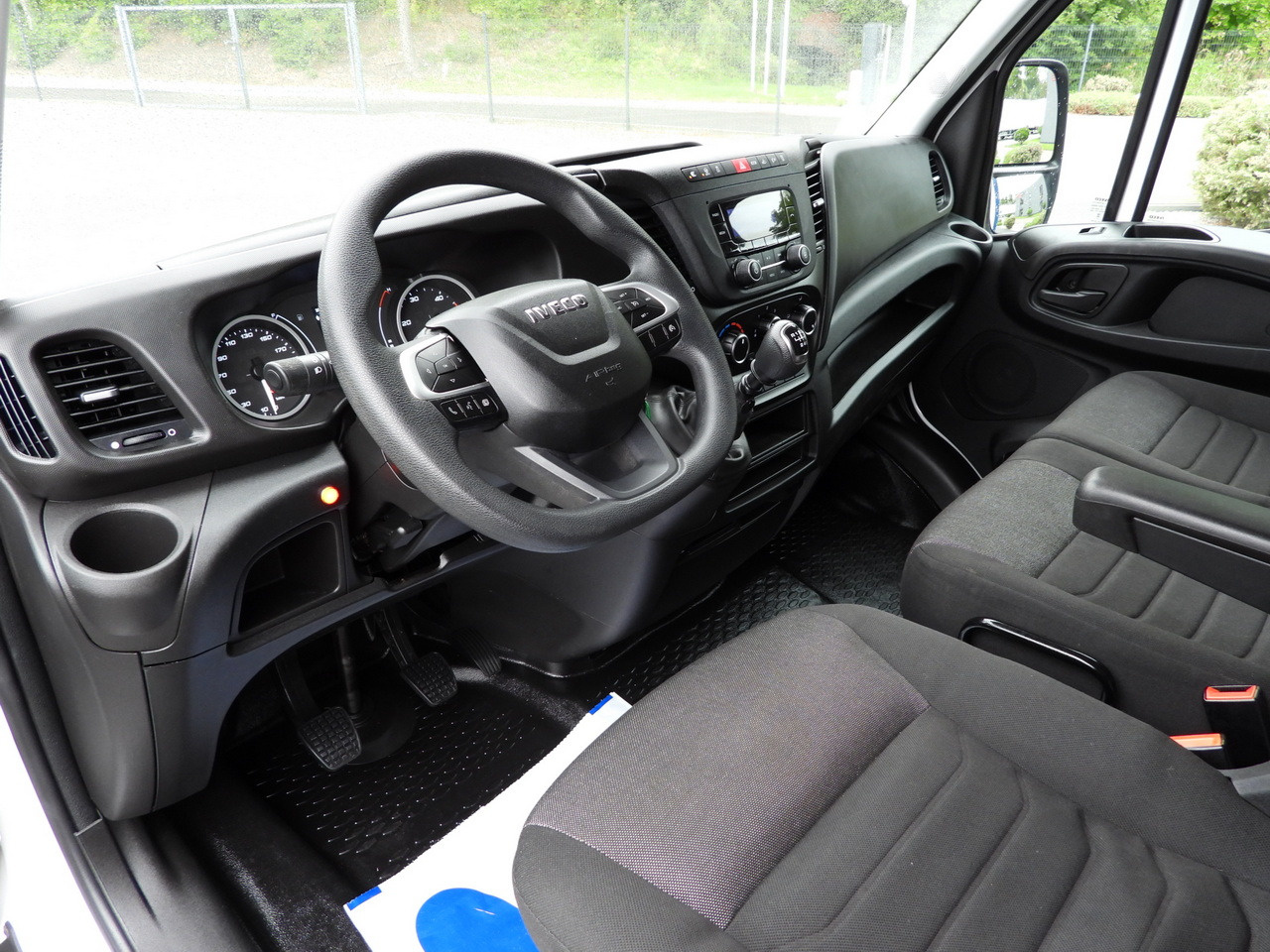 IVECO DAILY 35S18 TARPAULIN LIFT 8 PALLETS WEBASTO CRUISE CONTROL LED LIGHTS AIR CONDITIONING 180HP - Plachtová dodávka: obrázek 2 IVECO DAILY 35S18 TARPAULIN LIFT 8 PALLETS WEBASTO CRUISE CONTROL LED LIGHTS AIR CONDITIONING 180HP - Plachtová dodávka: obrázek 2