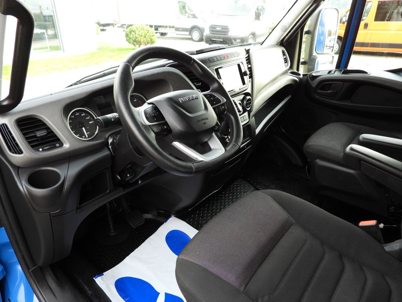 IVECO DAILY 35S21 TARPAULIN 10 PALLETS WEBASTO CRUISE CONTROL NAVIGATION LED LIGHTS AUTOMATIC TRANSMISSION HI-MATIC AIR CONDITIONING 210HP - Plachtová dodávka: obrázek 2 IVECO DAILY 35S21 TARPAULIN 10 PALLETS WEBASTO CRUISE CONTROL NAVIGATION LED LIGHTS AUTOMATIC TRANSMISSION HI-MATIC AIR CONDITIONING 210HP - Plachtová dodávka: obrázek 2