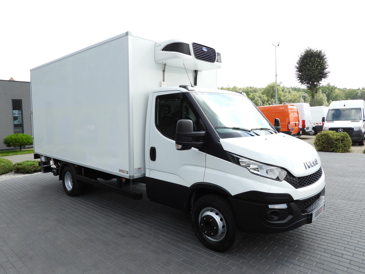 IVECO DAILY 70C17 REFRIGERATOR 1*C LIFT 10 PALLETS POWER SUPPLY 230V CRUISE CONTROL AIR CONDITIONING PNEUMATICS AUTOMATIC TRANSMISSION HI-MATIC TWIN WHEELS 170HP - Chladírenský nákladní automobil: obrázek 4 IVECO DAILY 70C17 REFRIGERATOR 1*C LIFT 10 PALLETS POWER SUPPLY 230V CRUISE CONTROL AIR CONDITIONING PNEUMATICS AUTOMATIC TRANSMISSION HI-MATIC TWIN WHEELS 170HP - Chladírenský nákladní automobil: obrázek 4