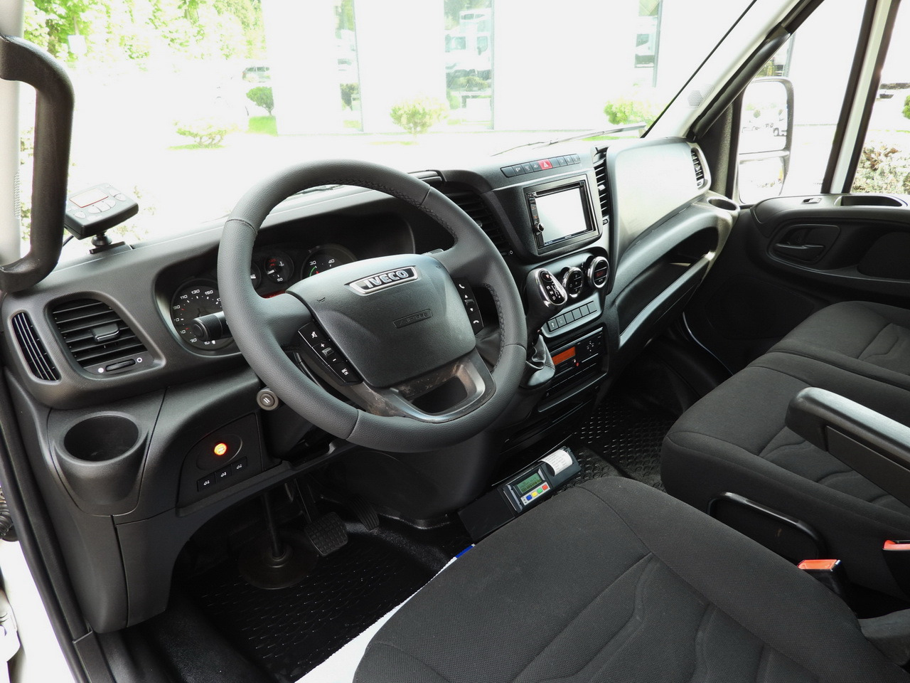 IVECO DAILY 70C17 REFRIGERATOR 1*C LIFT 10 PALLETS POWER SUPPLY 230V CRUISE CONTROL AIR CONDITIONING PNEUMATICS AUTOMATIC TRANSMISSION HI-MATIC TWIN WHEELS 170HP - Chladírenský nákladní automobil: obrázek 2 IVECO DAILY 70C17 REFRIGERATOR 1*C LIFT 10 PALLETS POWER SUPPLY 230V CRUISE CONTROL AIR CONDITIONING PNEUMATICS AUTOMATIC TRANSMISSION HI-MATIC TWIN WHEELS 170HP - Chladírenský nákladní automobil: obrázek 2