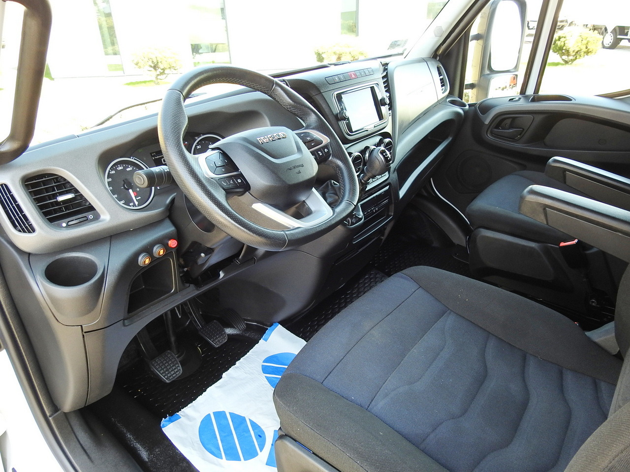 IVECO DAILY 70C18 BOX LIFT 14 PALLETS WEBASTO CRUISE CONTROL NAVIGATION LED LIGHTS TWIN WHEELS AIR CONDITIONING 180HP - Dodávka skřín: obrázek 2 IVECO DAILY 70C18 BOX LIFT 14 PALLETS WEBASTO CRUISE CONTROL NAVIGATION LED LIGHTS TWIN WHEELS AIR CONDITIONING 180HP - Dodávka skřín: obrázek 2