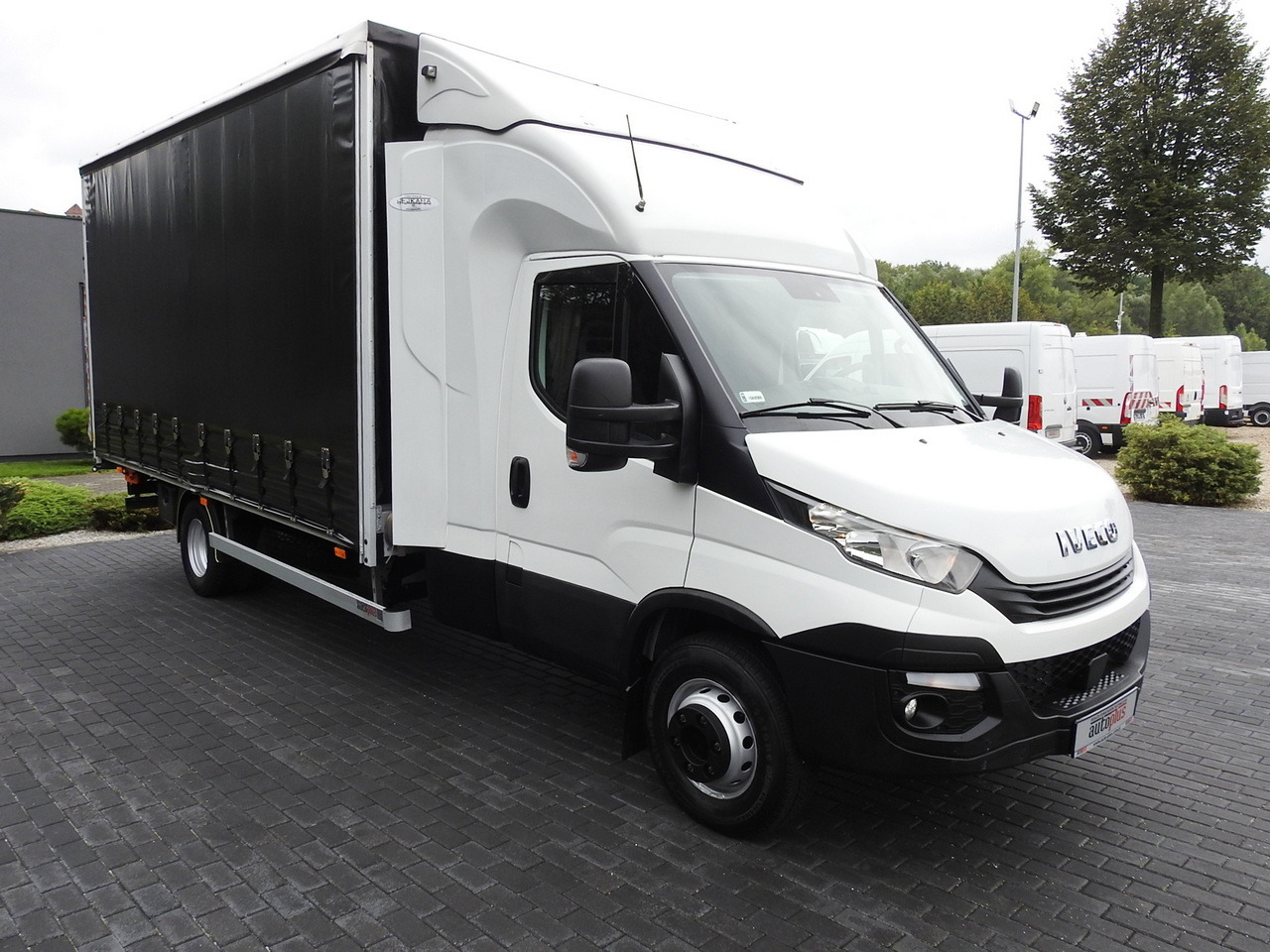 IVECO DAILY 70C18 TARPAULIN LIFT 12 PALLETS WEBASTO CRUISE CONTROL TWIN WHEELS AIR CONDITIONING 180HP - Plachtová dodávka: obrázek 4 IVECO DAILY 70C18 TARPAULIN LIFT 12 PALLETS WEBASTO CRUISE CONTROL TWIN WHEELS AIR CONDITIONING 180HP - Plachtová dodávka: obrázek 4