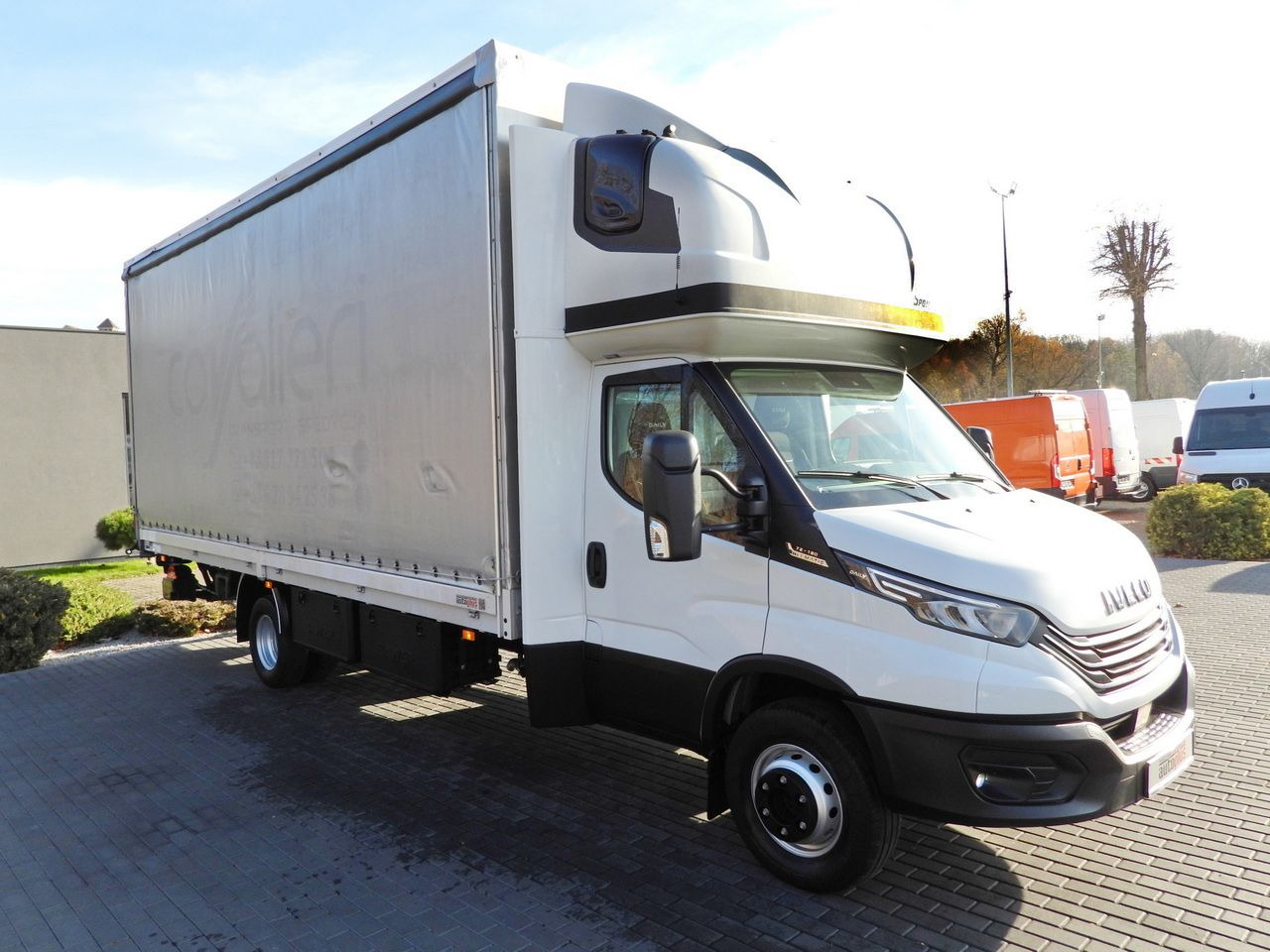IVECO DAILY 70C18 TARPAULIN LIFT 16 PALLETS WEBASTO CRUISE CONTROL NAVIGATION LED LIGHTS PNEUMATICS AUTOMATIC TRANSMISSION HI-MATIC TWIN WHEELS AIR CONDITIONING 180HP - Plachtová dodávka: obrázek 4 IVECO DAILY 70C18 TARPAULIN LIFT 16 PALLETS WEBASTO CRUISE CONTROL NAVIGATION LED LIGHTS PNEUMATICS AUTOMATIC TRANSMISSION HI-MATIC TWIN WHEELS AIR CONDITIONING 180HP - Plachtová dodávka: obrázek 4