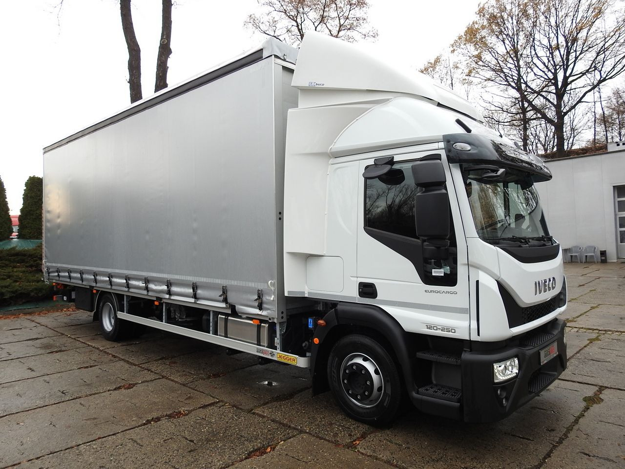 IVECO EUROCARGO 120-250 NEW TARPAULIN LIFT 18 PALLETS WEBASTO CRUISE CONTROL AIR CONDITIONING LED LIGHTS PNEUMATICS AUTOMATIC TRANSMISSION HI-MATIC 250HP - Plachtová dodávka: obrázek 4 IVECO EUROCARGO 120-250 NEW TARPAULIN LIFT 18 PALLETS WEBASTO CRUISE CONTROL AIR CONDITIONING LED LIGHTS PNEUMATICS AUTOMATIC TRANSMISSION HI-MATIC 250HP - Plachtová dodávka: obrázek 4
