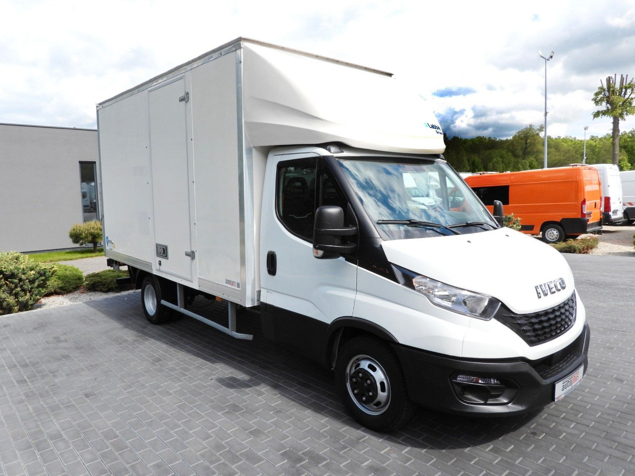 Iveco DAILY 35C16 KOFFER AUFZUG 8 PALETTEN TEMPOMAT Iveco DAILY 35C16 KOFFER AUFZUG 8 PALETTEN TEMPOMAT - Dodávka skřín: obrázek 4 Iveco DAILY 35C16 KOFFER AUFZUG 8 PALETTEN TEMPOMAT Iveco DAILY 35C16 KOFFER AUFZUG 8 PALETTEN TEMPOMAT - Dodávka skřín: obrázek 4