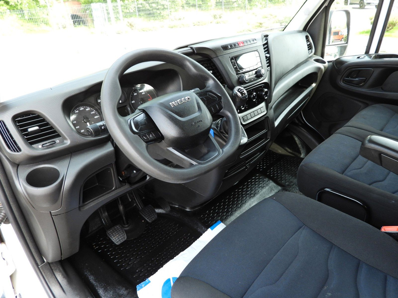 Iveco DAILY 35S12 PRITSCHE DOPPELKABINE DOKA 7 SITZE - Dodávka valník, Dodávka s dvojitou kabinou: obrázek 2 Iveco DAILY 35S12 PRITSCHE DOPPELKABINE DOKA 7 SITZE - Dodávka valník, Dodávka s dvojitou kabinou: obrázek 2