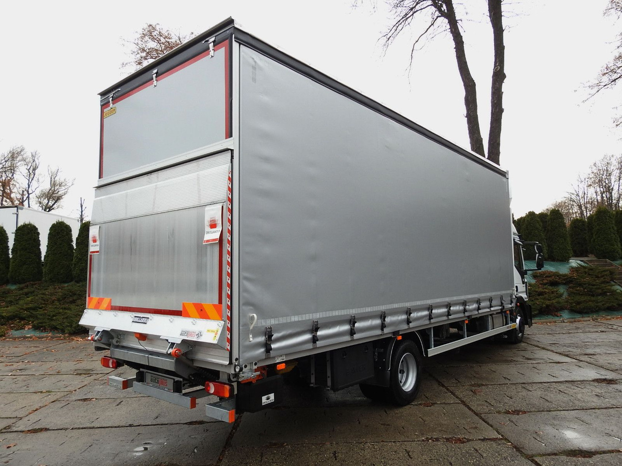 Iveco EUROCARGO 120-250 PRITSCHE PLANE 18 PALETTEN A/C - Plachtový nákladní auto: obrázek 3 Iveco EUROCARGO 120-250 PRITSCHE PLANE 18 PALETTEN A/C - Plachtový nákladní auto: obrázek 3