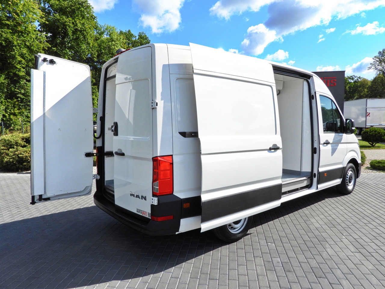 MAN TGE REFRIGERATOR VAN -5*C POWER SUPPLY 230V CRUISE CONTROL AUTOMATIC TRANSMISSION AIR CONDITIONING 180HP - Chladící dodávka: obrázek 3 MAN TGE REFRIGERATOR VAN -5*C POWER SUPPLY 230V CRUISE CONTROL AUTOMATIC TRANSMISSION AIR CONDITIONING 180HP - Chladící dodávka: obrázek 3