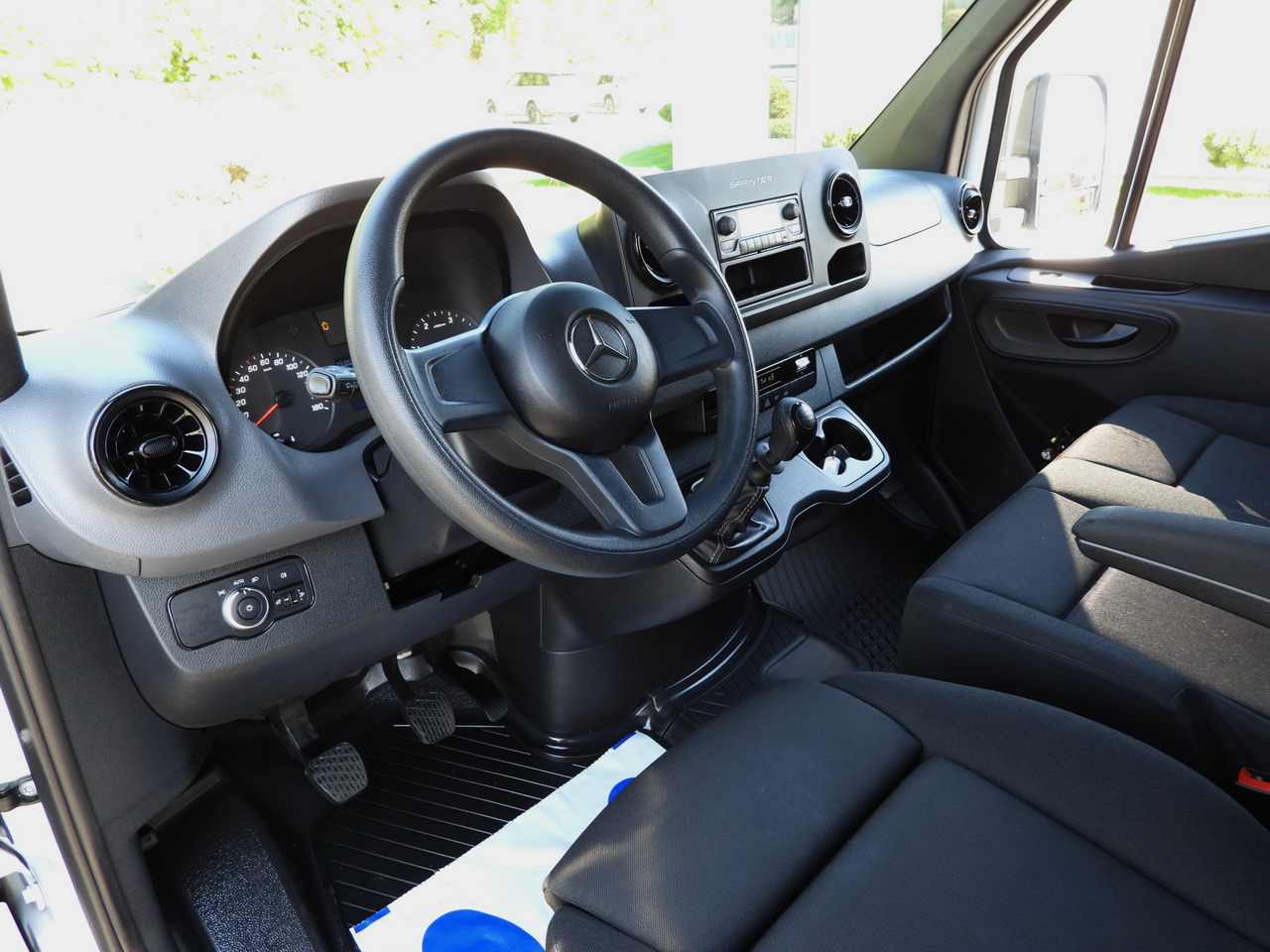 MERCEDES SPRINTER 315 BOX LIFT 8 PALLETS AIR CONDITIONING 150HP - Dodávka skřín: obrázek 2 MERCEDES SPRINTER 315 BOX LIFT 8 PALLETS AIR CONDITIONING 150HP - Dodávka skřín: obrázek 2