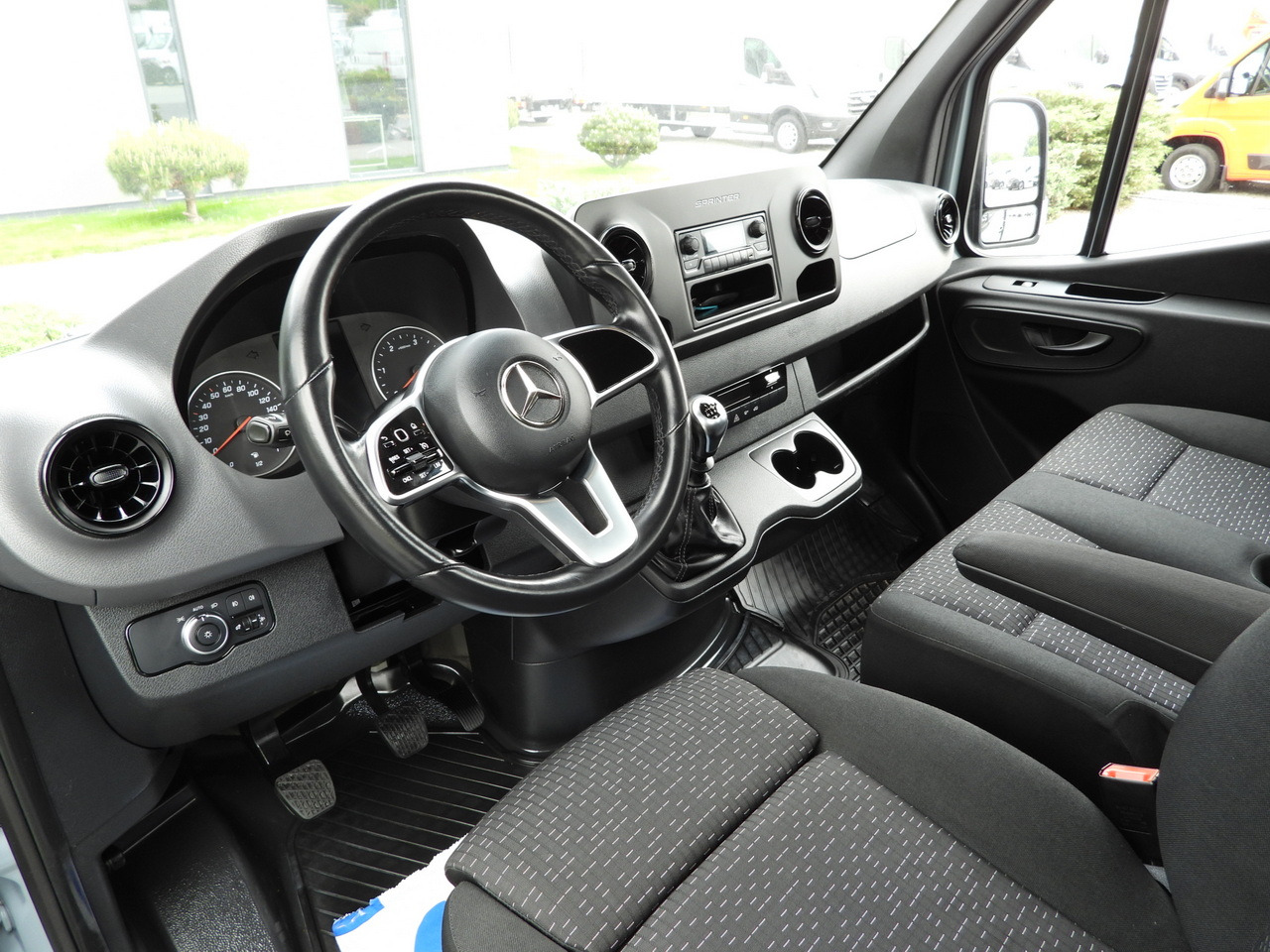 MERCEDES SPRINTER 315 STAKE BODY 8 PALLETS CRUISE CONTROL AIR CONDITIONING  150HP - Dodávka valník: obrázek 2 MERCEDES SPRINTER 315 STAKE BODY 8 PALLETS CRUISE CONTROL AIR CONDITIONING  150HP - Dodávka valník: obrázek 2