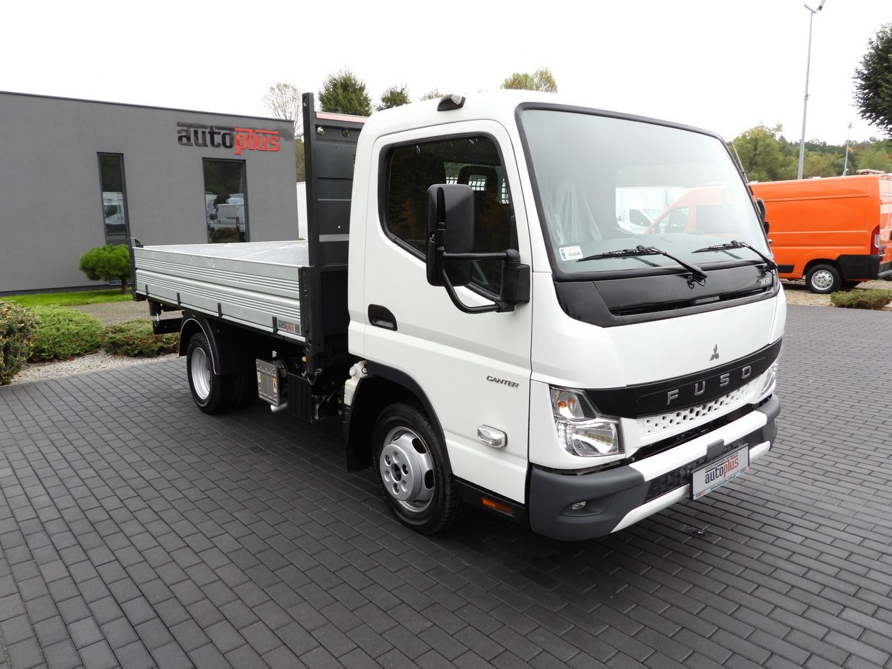 MITSUBISHI CANTER FUSO 3C15 THREE-WAY TIPPER 3 SEATS LED LIGHTS TWIN WHEELS  150HP - Dodávka sklápěč: obrázek 4 MITSUBISHI CANTER FUSO 3C15 THREE-WAY TIPPER 3 SEATS LED LIGHTS TWIN WHEELS  150HP - Dodávka sklápěč: obrázek 4