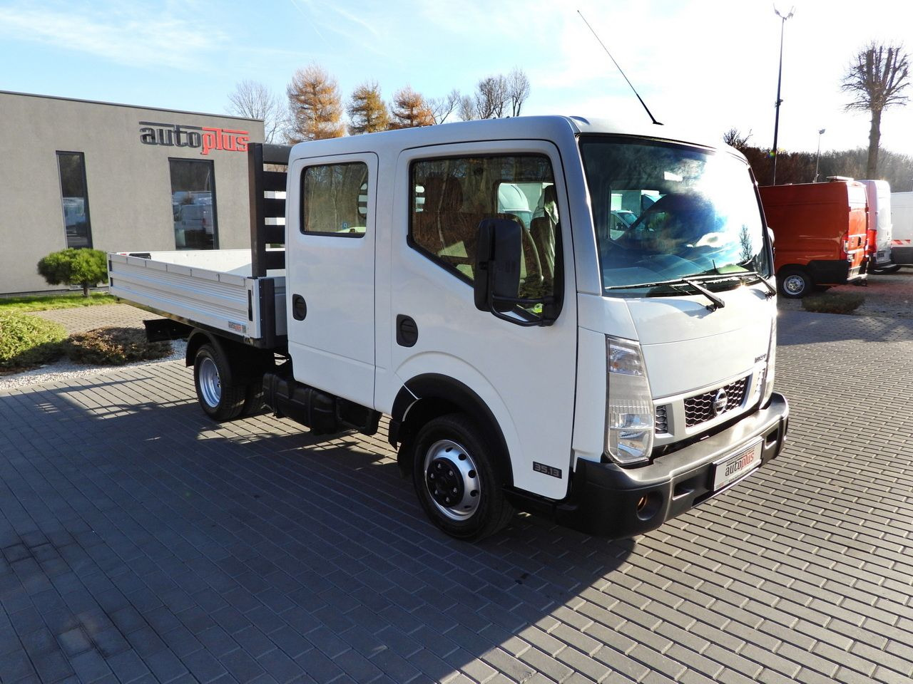 NISSAN CABSTAR NT400 STAKE BODY DOUBLE CABIN DOKA 6 SEATS TWIN WHEELS AIR CONDITIONING 130HP - Dodávka s dvojitou kabinou: obrázek 4 NISSAN CABSTAR NT400 STAKE BODY DOUBLE CABIN DOKA 6 SEATS TWIN WHEELS AIR CONDITIONING 130HP - Dodávka s dvojitou kabinou: obrázek 4