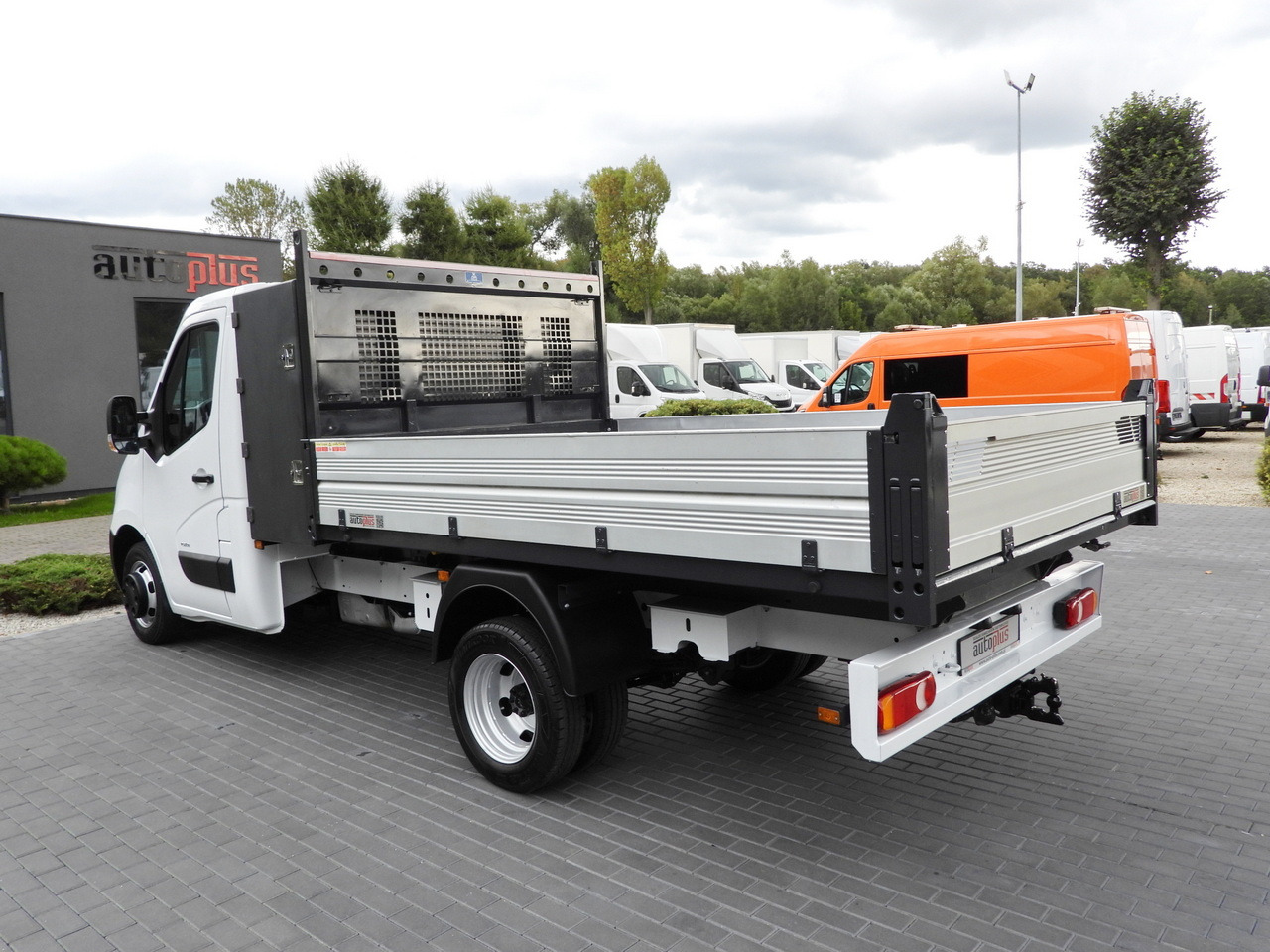 Dodávka sklápěč OPEL MOVANO TIPPER NAVIGATION LED LIGHTS TWIN WHEELS AIR CONDITIONING 145HP: obrázek 9 Dodávka sklápěč OPEL MOVANO TIPPER NAVIGATION LED LIGHTS TWIN WHEELS AIR CONDITIONING 145HP: obrázek 9