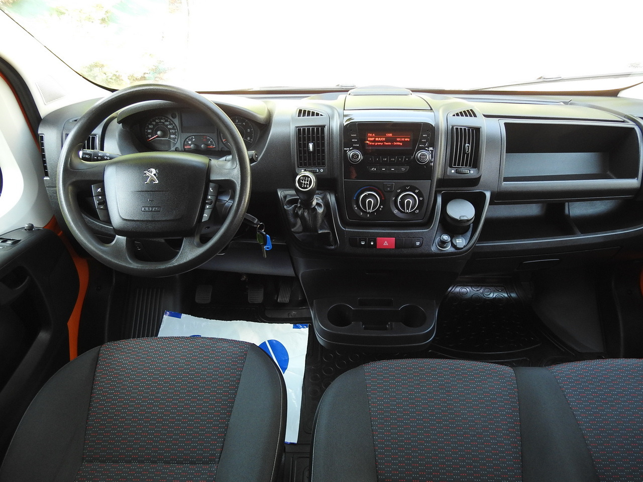 PEUGEOT BOXER BOX DELIVERY VAN 7 SEATS AIR CONDITIONING 120HP - Furgon: obrázek 2 PEUGEOT BOXER BOX DELIVERY VAN 7 SEATS AIR CONDITIONING 120HP - Furgon: obrázek 2