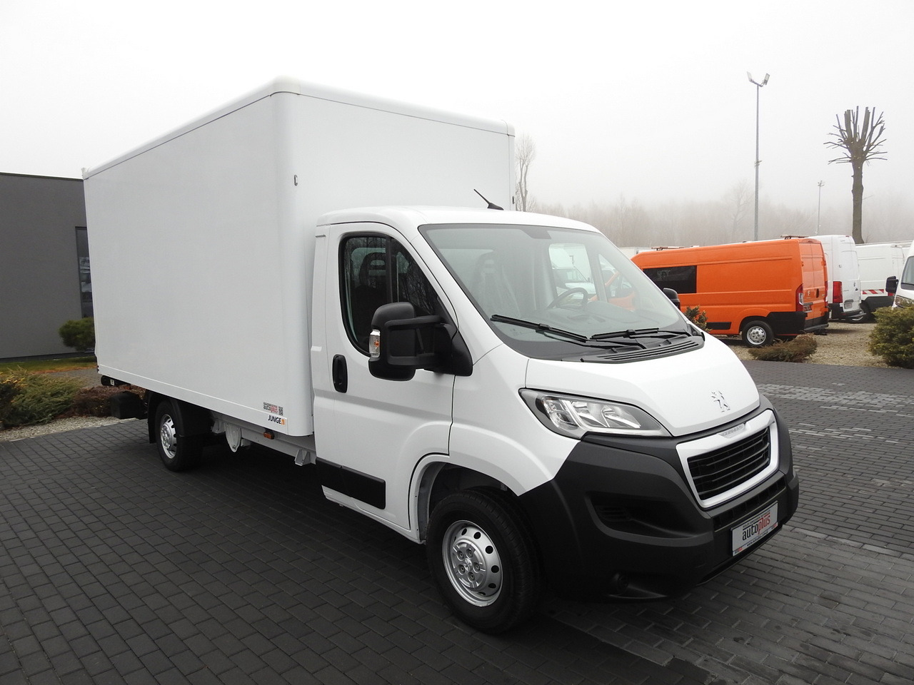 PEUGEOT BOXER BOX LIFT 8 PALLETS CRUISE CONTROL AIR CONDITIONING 140HP - Dodávka skřín: obrázek 4 PEUGEOT BOXER BOX LIFT 8 PALLETS CRUISE CONTROL AIR CONDITIONING 140HP - Dodávka skřín: obrázek 4