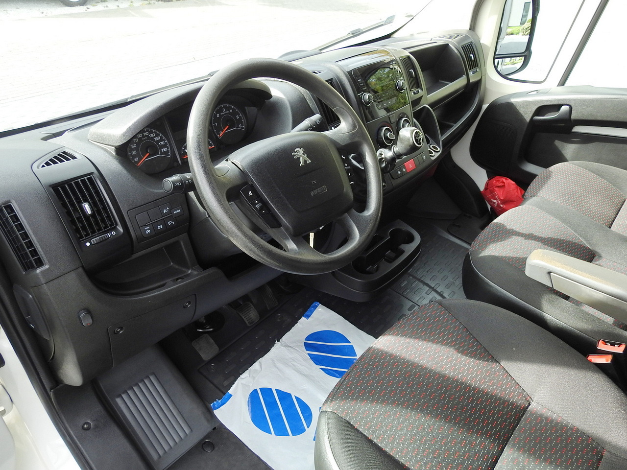 PEUGEOT BOXER STAKE BODY DOUBLE CABIN DOKA 7 SEATS AIR CONDITIONING 140HP - Dodávka s dvojitou kabinou: obrázek 2 PEUGEOT BOXER STAKE BODY DOUBLE CABIN DOKA 7 SEATS AIR CONDITIONING 140HP - Dodávka s dvojitou kabinou: obrázek 2