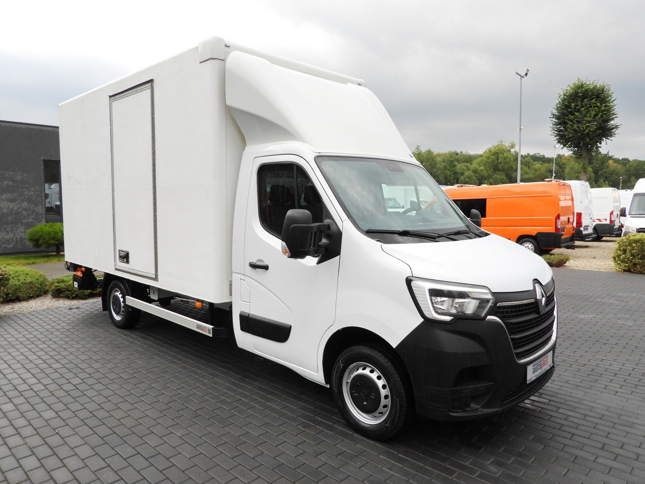 RENAULT MASTER BOX LIFT 8 PALLETS CRUISE CONTROL LED LIGHTS AIR CONDITIONING 145HP - Dodávka skřín: obrázek 4 RENAULT MASTER BOX LIFT 8 PALLETS CRUISE CONTROL LED LIGHTS AIR CONDITIONING 145HP - Dodávka skřín: obrázek 4