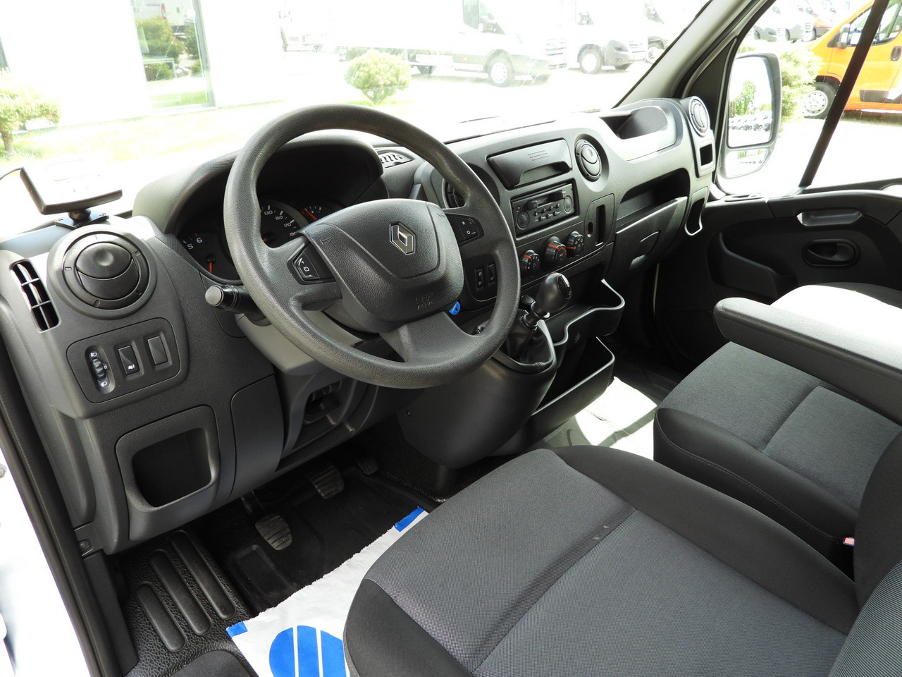 RENAULT MASTER REFRIGERATOR VAN -20*C POWER SUPPLY 230V CRUISE CONTROL AIR CONDITIONING 145HP - Chladící dodávka: obrázek 2 RENAULT MASTER REFRIGERATOR VAN -20*C POWER SUPPLY 230V CRUISE CONTROL AIR CONDITIONING 145HP - Chladící dodávka: obrázek 2