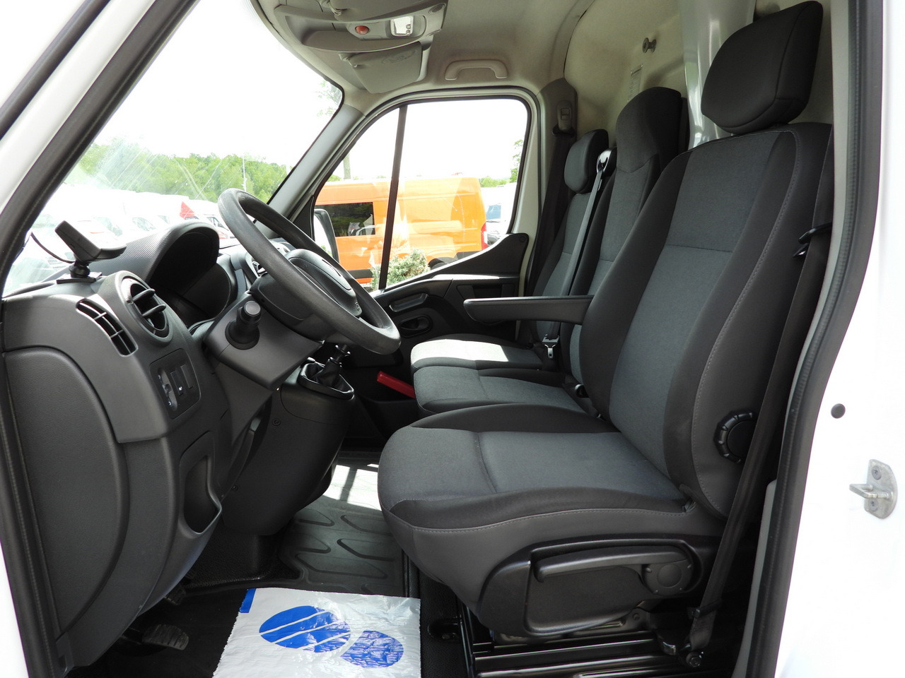 Chladící dodávka RENAULT MASTER REFRIGERATOR VAN -20*C POWER SUPPLY 230V CRUISE CONTROL AIR CONDITIONING 145HP: obrázek 22 Chladící dodávka RENAULT MASTER REFRIGERATOR VAN -20*C POWER SUPPLY 230V CRUISE CONTROL AIR CONDITIONING 145HP: obrázek 22