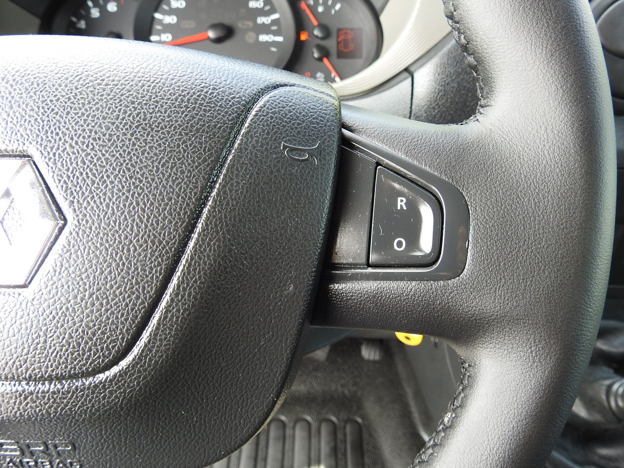 Plachtová dodávka RENAULT MASTER TARPAULIN 8 PALLETS CRUISE CONTROL AIR CONDITIONING  170HP: obrázek 32 Plachtová dodávka RENAULT MASTER TARPAULIN 8 PALLETS CRUISE CONTROL AIR CONDITIONING  170HP: obrázek 32