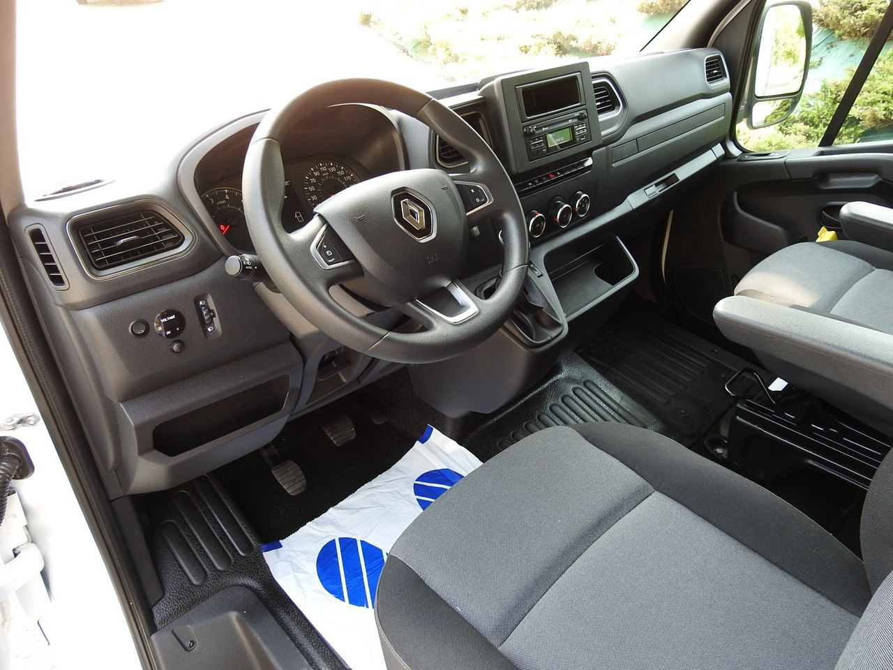 RENAULT MASTER TARPAULIN 8 PALLETS WEBASTO CRUISE CONTROL LED LIGHTS PNEUMATICS 165HP - Plachtová dodávka: obrázek 2 RENAULT MASTER TARPAULIN 8 PALLETS WEBASTO CRUISE CONTROL LED LIGHTS PNEUMATICS 165HP - Plachtová dodávka: obrázek 2