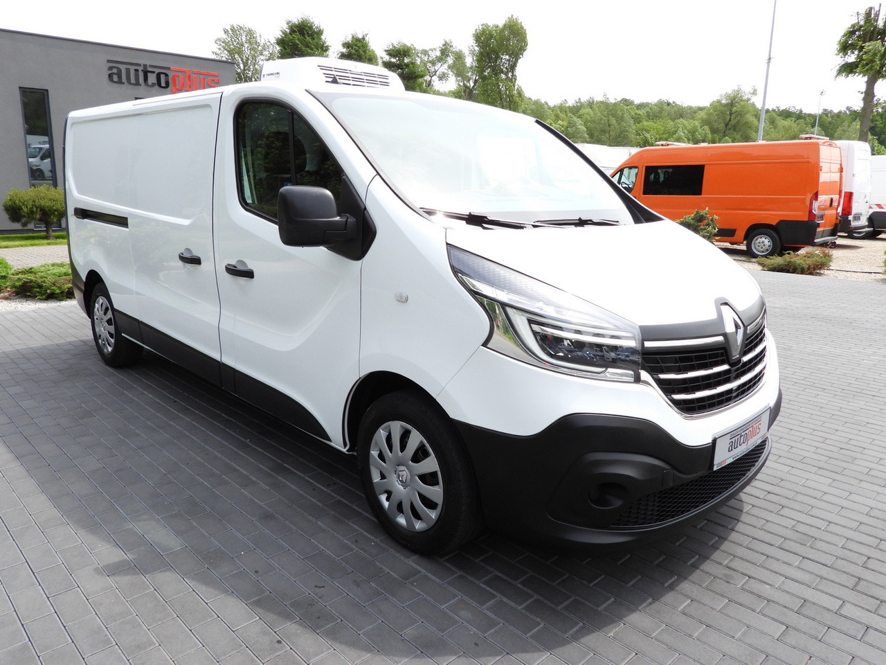 RENAULT TRAFIC REFRIGERATOR VAN 0*C CRUISE CONTROL LED LIGHTS AIR CONDITIONING 120HP - Chladící dodávka: obrázek 4 RENAULT TRAFIC REFRIGERATOR VAN 0*C CRUISE CONTROL LED LIGHTS AIR CONDITIONING 120HP - Chladící dodávka: obrázek 4