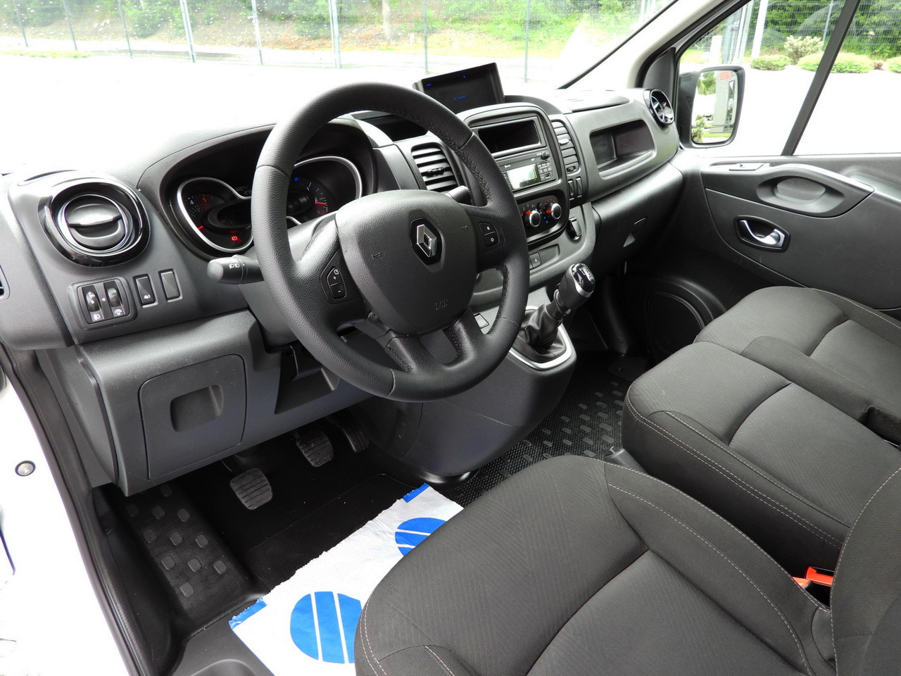 RENAULT TRAFIC REFRIGERATOR VAN -5*C POWER SUPPLY 230V CRUISE CONTROL LED LIGHTS AIR CONDITIONING 120HP - Chladící dodávka: obrázek 2 RENAULT TRAFIC REFRIGERATOR VAN -5*C POWER SUPPLY 230V CRUISE CONTROL LED LIGHTS AIR CONDITIONING 120HP - Chladící dodávka: obrázek 2