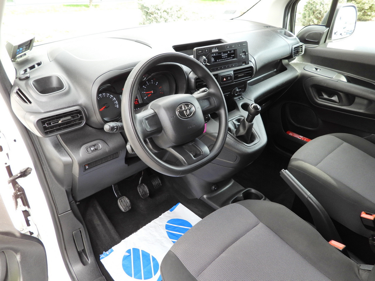 TOYOTA PROACE CITY  REFRIGERATOR VAN -15*C POWER SUPPLY 230V CRUISE CONTROL AIR CONDITIONING  100HP - Chladící dodávka: obrázek 2 TOYOTA PROACE CITY  REFRIGERATOR VAN -15*C POWER SUPPLY 230V CRUISE CONTROL AIR CONDITIONING  100HP - Chladící dodávka: obrázek 2