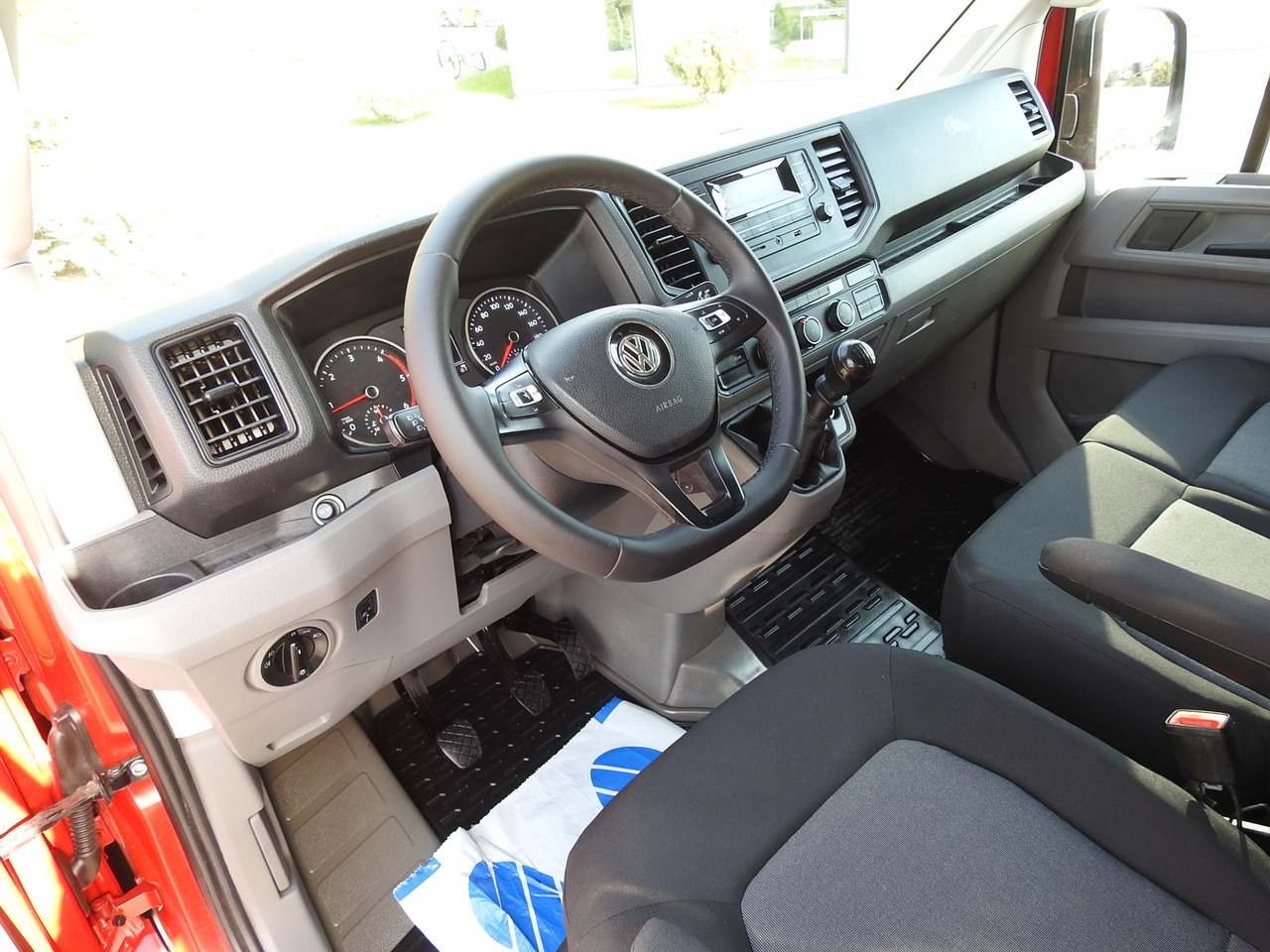 VOLKSWAGEN CRAFTER STAKE BODY DOUBLE CABIN DOKA 7 SEATS AIR CONDITIONING 140HP - Dodávka valník: obrázek 2 VOLKSWAGEN CRAFTER STAKE BODY DOUBLE CABIN DOKA 7 SEATS AIR CONDITIONING 140HP - Dodávka valník: obrázek 2