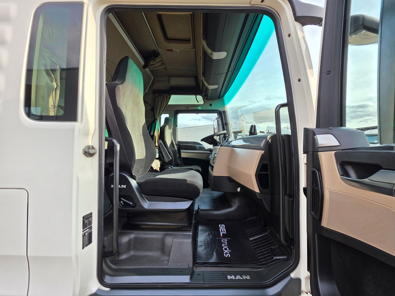 Tahač MAN TGX 18.460 4X2 LLS-U / Retarder / 2 Tanks: obrázek 28 Tahač MAN TGX 18.460 4X2 LLS-U / Retarder / 2 Tanks: obrázek 28