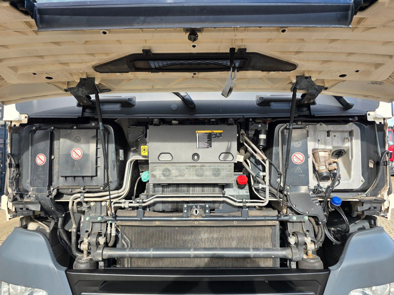 Tahač MAN TGX 18.460 4X2 LLS-U / Retarder / 2 Tanks: obrázek 23 Tahač MAN TGX 18.460 4X2 LLS-U / Retarder / 2 Tanks: obrázek 23