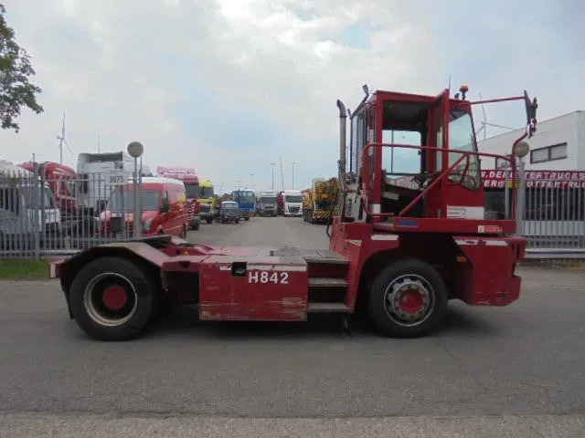 MOL YM 225/4X2 40 KM/H - Terminálový traktor: obrázek 4 MOL YM 225/4X2 40 KM/H - Terminálový traktor: obrázek 4