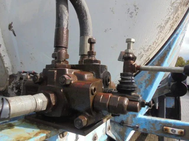 SPITZER BP SK 50 - Cisternový návěs: obrázek 3 SPITZER BP SK 50 - Cisternový návěs: obrázek 3
